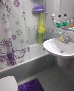 Bathroom sa Appartamento bello e elegante in west Amman