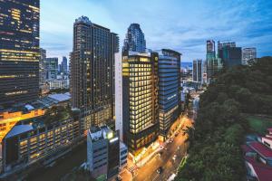 Santa Grand Signature Kuala Lumpur في كوالالمبور: أفق المدينة في الليل مع المباني الطويلة