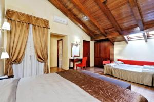 Postel nebo postele na pokoji v ubytování Hotel Camelia + 37 fotografií