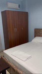 En eller flere senge i et værelse på Guest house Andersoni Dhoma plazhi Andersoni