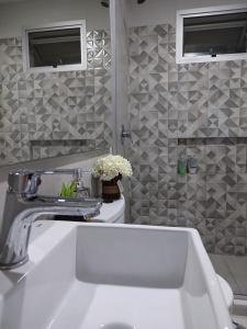 uma casa de banho com um lavatório branco e um WC. em Impecable y nuevo, zona aeropuerto! em Assunção