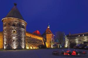 un gran edificio con una torre y un castillo por la noche en Gasthof Zur Burg, en Hohenberg an der Eger