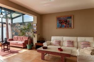 a living room with a couch and a table at CHALET CON PISCINA PRIVADA EN MAZAGÓN in Palos de la Frontera