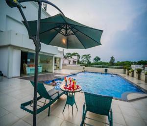Bazén v ubytování Barsana Hotel & Resort Siliguri nebo v jeho okolí