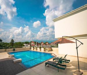Bazén v ubytování Barsana Hotel & Resort Siliguri nebo v jeho okolí