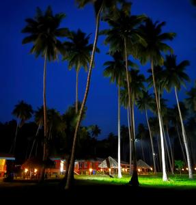 Poolen vid eller i närheten av The Andaman Sunset View Resort