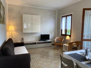A television and/or entertainment centre at Villa Soghetta Typ S3