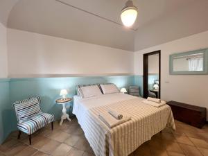 マッサ・ルブレンセにあるCasa Marearteのベッドルーム(大型ベッド1台、椅子付)