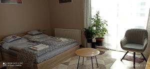 Łóżko lub łóżka w pokoju w obiekcie Karancs Apartman Salgótarján