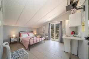 a bedroom with a bed with pink pillows at Minas Apartments in Divarata