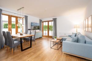 a living room with a couch and a table at BeachLife-Strandnahe 3 Zimmer Terrassenwohnung in Pelzerhaken