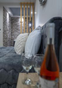 una habitación con sofá y 2 copas de vino en una mesa en Guesthouse Aelia, en Kato Loutraki