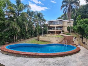 a swimming pool in front of a house at Casa Al pie del Cerro in Yerba Buena