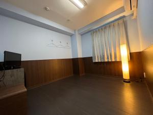 Habitación vacía con TV y ventana en Hotel Sunplaza 2, en Osaka