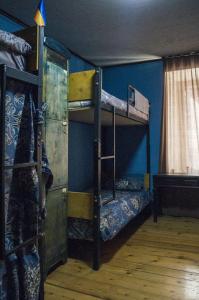 een kamer met 2 stapelbedden en een raam bij YOUR ROOM in Tbilisi City