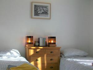 een slaapkamer met 2 bedden en 2 lampen op een dressoir bij Beech Tree in Bury Saint Edmunds