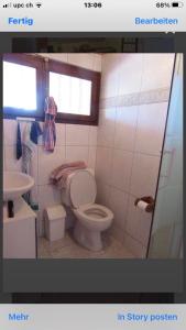 韋基奧港的聖塔露西的住宿－Maison Le Guetali，一间带卫生间和水槽的浴室