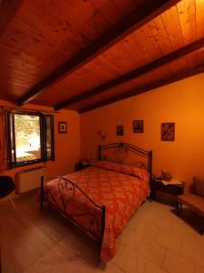una camera con un letto in una stanza con soffitto in legno di Casa del Pino a Porto Pino