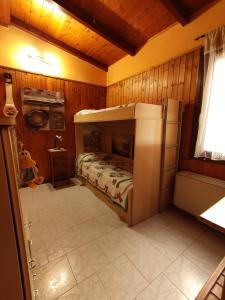 una camera con un letto in una stanza con pareti in legno di Casa del Pino a Porto Pino Altre 37 foto