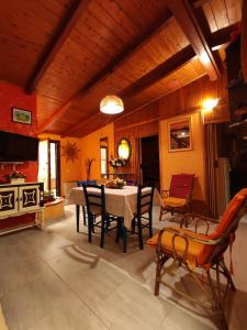 una sala da pranzo con tavolo e sedie di Casa del Pino a Porto Pino