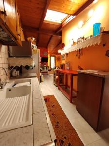 una cucina con lavandino e piano di lavoro di Casa del Pino a Porto Pino