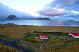 eine Luftansicht eines Hauses neben dem Wasser in der Unterkunft Sudur-Bár Guesthouse in Grundarfjörður