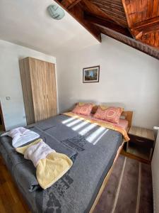 1 dormitorio con 1 cama grande en una habitación en Kuca za odmor ,,Balkan” en Crni Vrh