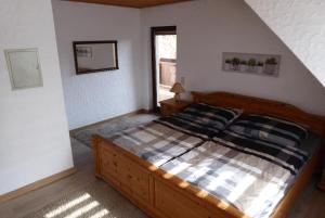 ein Schlafzimmer mit einem großen Holzbett in einem Zimmer in der Unterkunft Ambiente Chalet Julienhöhe in Niederdorf