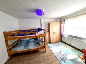 מיטה או מיטות קומותיים בחדר ב-Spacious Holiday Home in Bärenstein with Garden