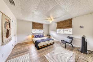 Un dormitorio con una cama y un televisor de pantalla plana. en Riverfront Oasis 2, en Liberty Hill