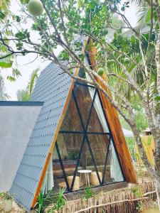 a tree house with a large window at Hide Away Bungalows in Ben Tre City in Ấp Phú Hòa (3)