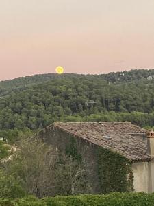 a yellow moon in the sky over a mountain at Ravissant studio au centre ville de Cuges les Pin proche Marseille, Aix, Toulon, plages in Cuges-les-Pins