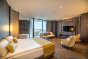 Televisyen dan/atau pusat hiburan di Hotel Pia Bella