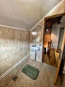 La salle de bains est pourvue d'un lavabo et d'une douche. dans l'établissement Kuca za odmor ,,Balkan”, à Crni Vrh