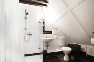 une salle de bain avec toilettes et lavabo dans l'établissement Apartments Wassermühle Stenten, à Alt Duvenstedt 43 autres photos