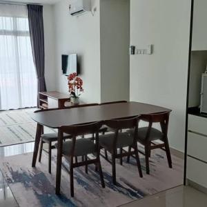 Bandar Penawar的住宿－Grand View House GVH，用餐室的桌椅