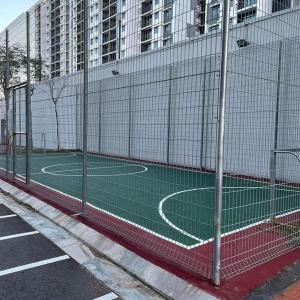 un campo da tennis sul lato di un edificio di Grand View House GVH a Bandar Penawar