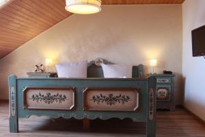 ハルレージールにあるHotel Harlesielの緑のテーブルと枕が備わる部屋