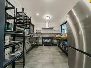 uma grande cozinha com prateleiras de metal numa cozinha em Canal view getaway in Newport em Scarborough