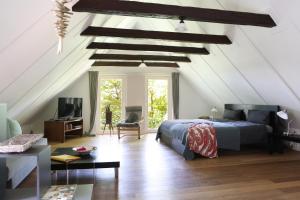 une chambre avec un lit et un salon dans l'établissement Apartments Wassermühle Stenten, à Alt Duvenstedt