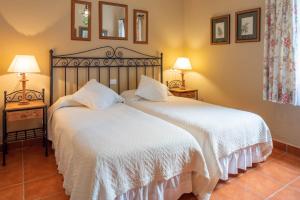 A bed or beds in a room at Malpais Trece