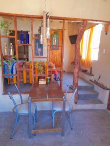 馬伊瑪拉的住宿－Sumaj Rústica，一间带木桌和椅子的用餐室