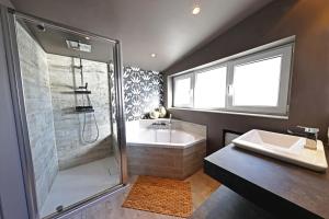 uma casa de banho com um chuveiro, um lavatório e uma banheira em Villa Fantasia em Spa