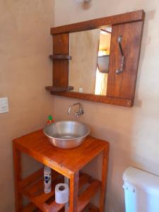 W łazience znajduje się umywalka i lustro. w obiekcie Sumaj Rústica w mieście Maimará