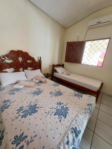 sypialnia z 2 łóżkami i oknem w obiekcie CASA DE TEMPORADA NOSSO CANTINHO A w mieście Carolina