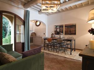 a living room with a table and chairs at San Ruffino Apartments in Lari