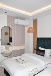 a hotel room with two beds and a mirror at مساكن الدار 10 in Abha