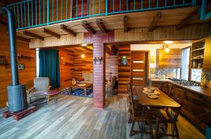 NikortsmindaSakudela Cottage的厨房以及带桌子和炉灶的用餐室