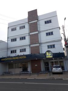 a hotel with a car parked in front of it at Executivo Prime Hotel in Teresina