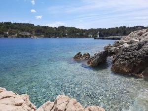 Blick auf einen großen Wasserkörper mit Felsen in der Unterkunft Mala House - Šolta Island in Grohote